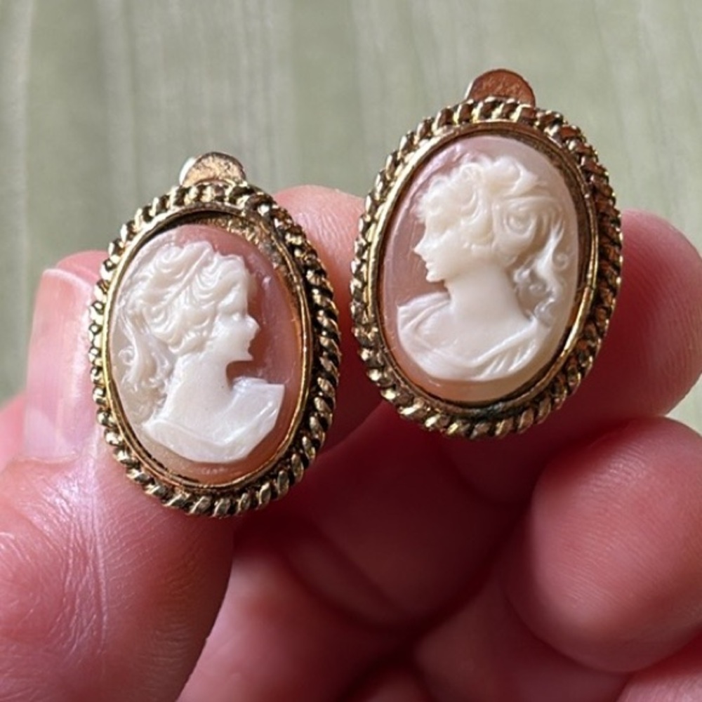 Cameo Gold Clip-On Earrings pink ivory vintage